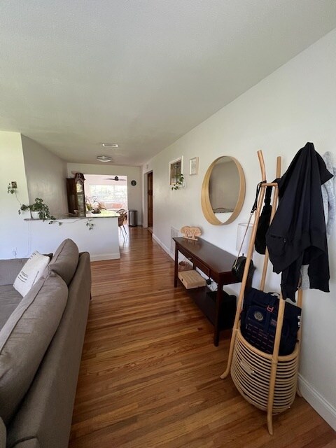 Vestíbulo con planta abierta y vistas al patio trasero. - 30 W Par St