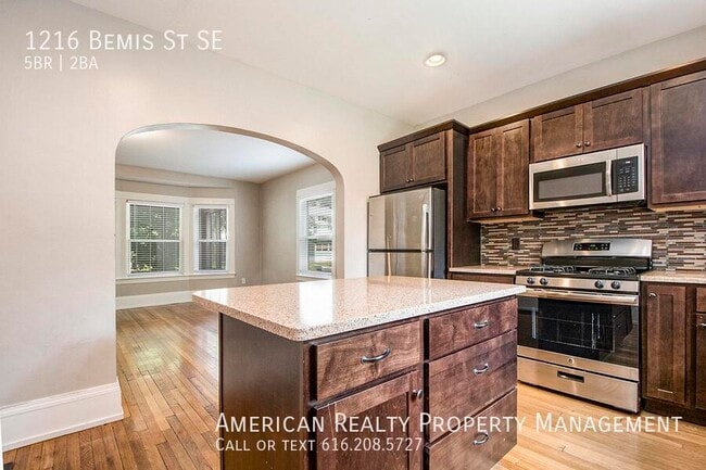 Building Photo - 1216 Bemis St SE