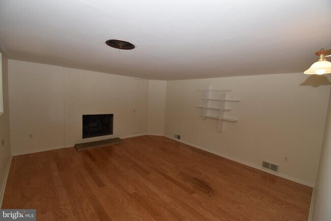 Foto del edificio - 2901 Pine Spring Rd