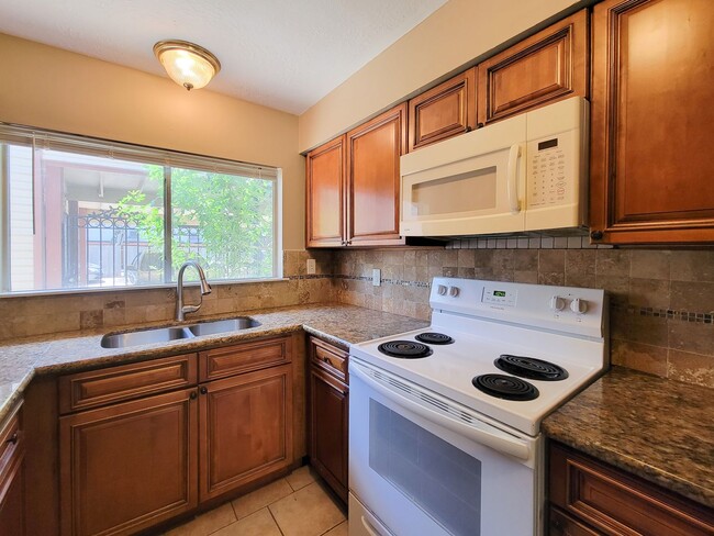 Building Photo - Quite neighborhood town home with gate, ne...