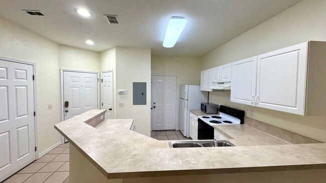 Building Photo - The Greens 2BR Townhome with garage!