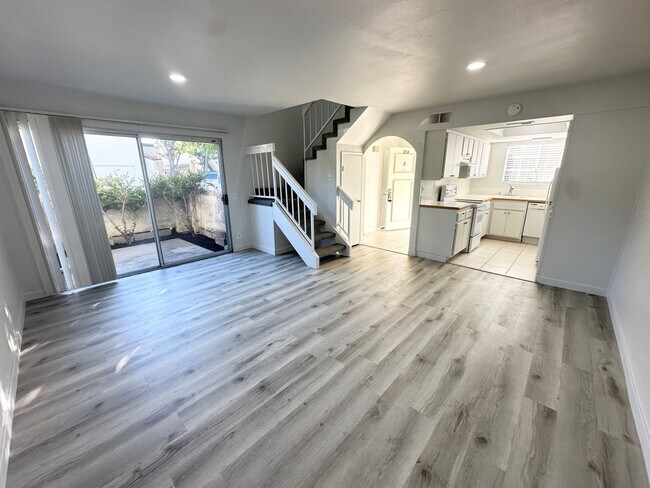 Foto del edificio - NEWLY REMODELED Two Story Condo in a Beaut...
