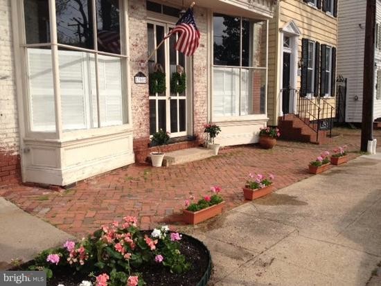 Primary Photo - 300 S Fairfax St