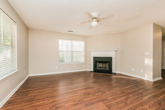 Foto del edificio - 6741 Lake Erie Ln