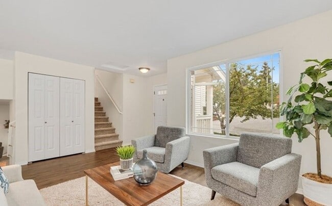 Foto del edificio - Spacious and Bright Home with 3 Bed and 2.5 Bath