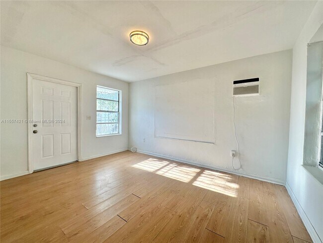 Foto del edificio - 7655 NW 3rd Ave