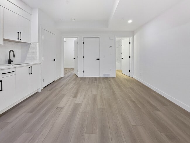 Photo du bâtiment - 4805-4881 81 St NW