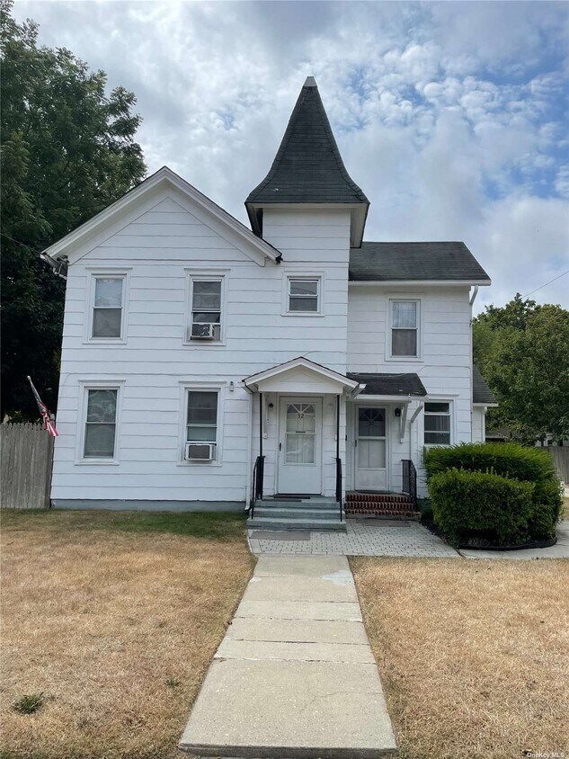 30 Carman St, Patchogue, NY 11772 House Rental in Patchogue, NY