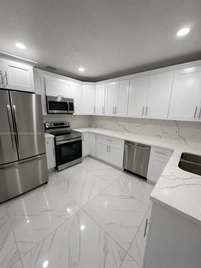 Building Photo - 552 NE 161st St
