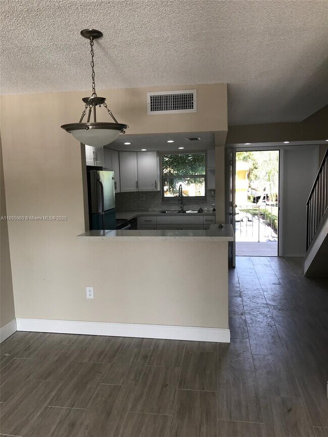 Building Photo - 9353 Fontainebleau Blvd