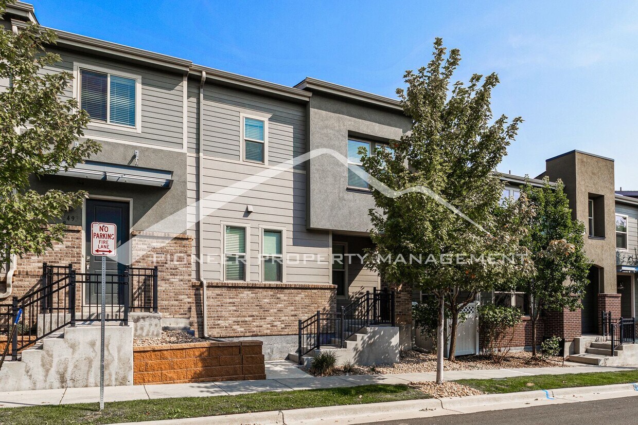 Lovely Townhome with Central AC and Washer/Dryer! - Lovely Townhome with Central AC and Washer/Dryer!