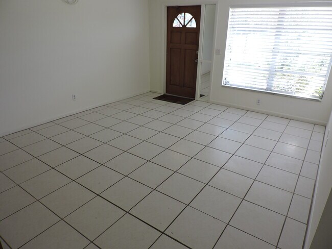 sala de estar con suelo de baldosas - 9046 SE Parkway Dr