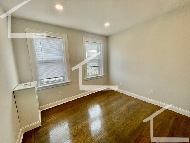 Building Photo - RENOVATED!  IN-UNIT LAUNDRY!   PARQUET FLO...