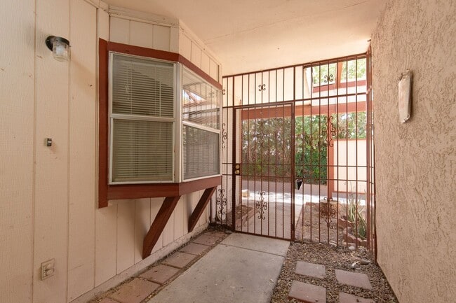 Building Photo - Single story one bedroom unit in community...