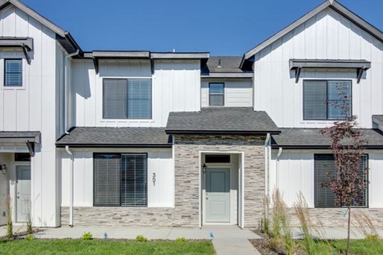 Baraya Townhomes Modern Townhomes for Ren... House Rental in