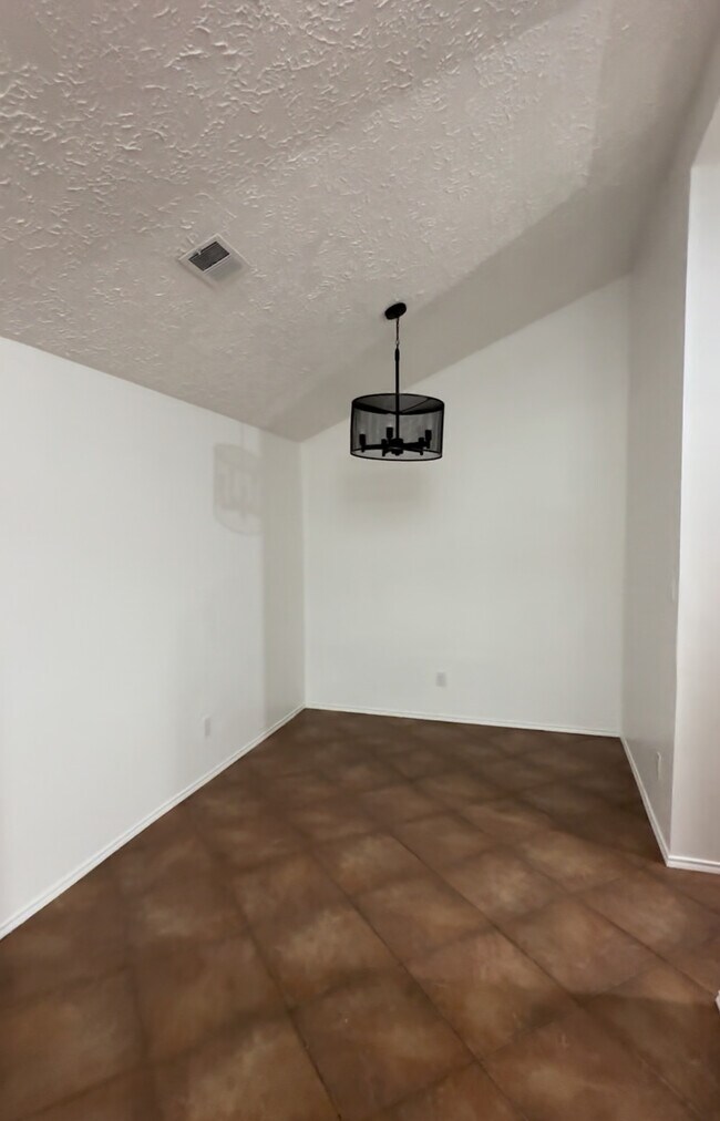 Comedor Rolm - 19930 Mountain Dale Dr