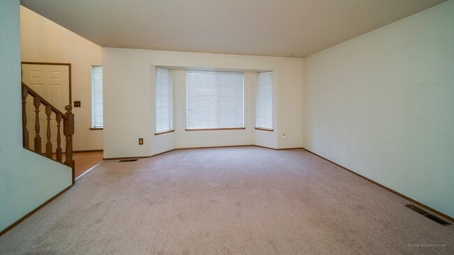 Building Photo - Spacious and move in ready 3 bed 2.5 bath ...