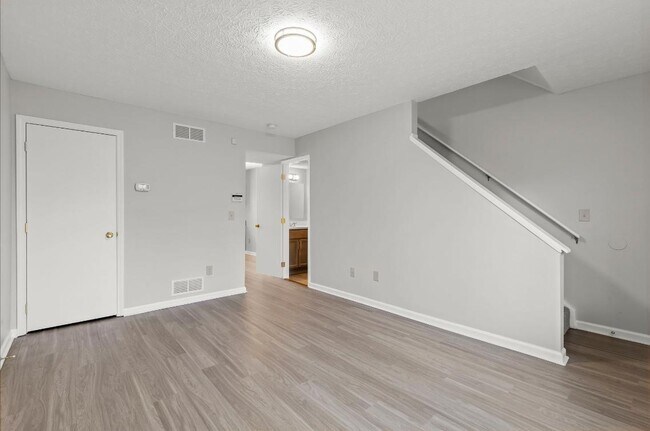 Foto del edificio - 2447 Brady Commons Dr