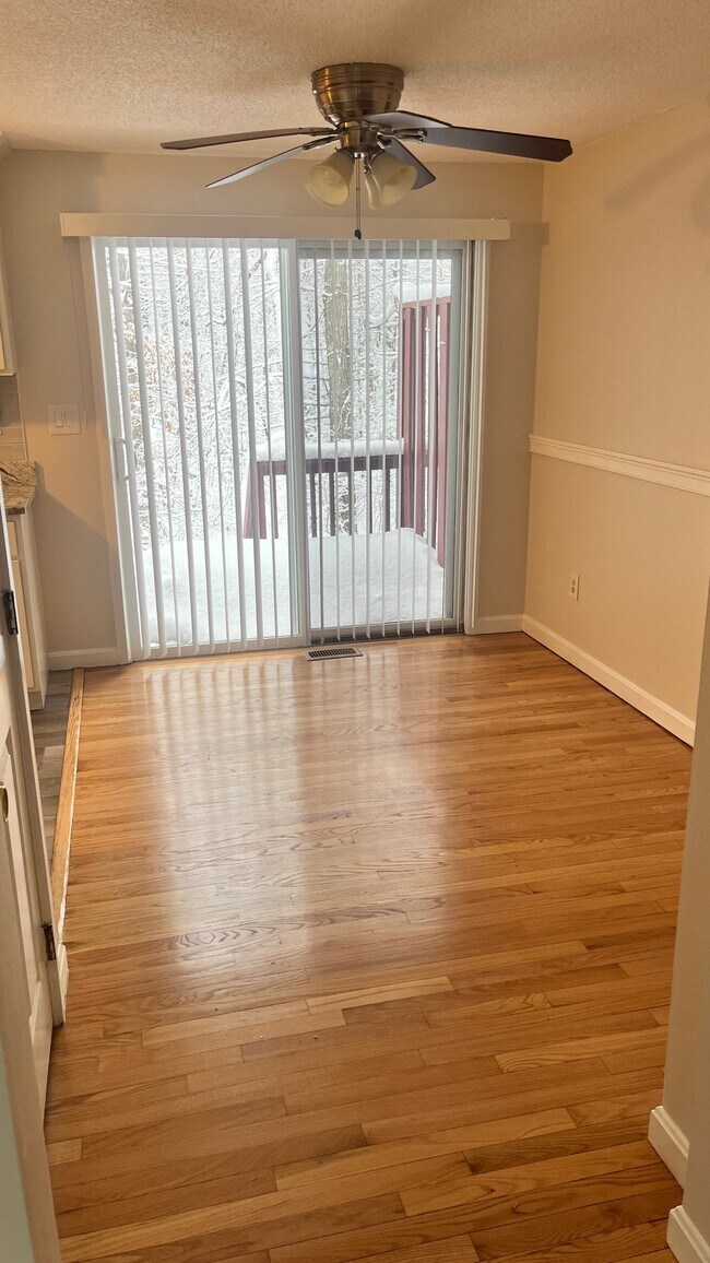 Foto del edificio - 10 Groton Rd