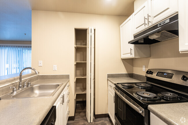 1BR, 1BA-690SF - Brookhaven Apartments