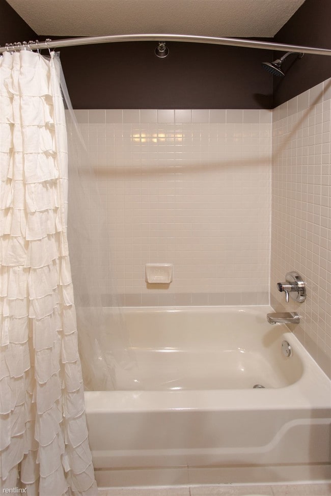 Building Photo - 405 N McClurg Ct