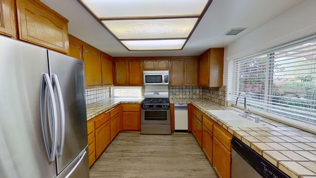 Building Photo - 4 Bedroom Mission Viejo Home!