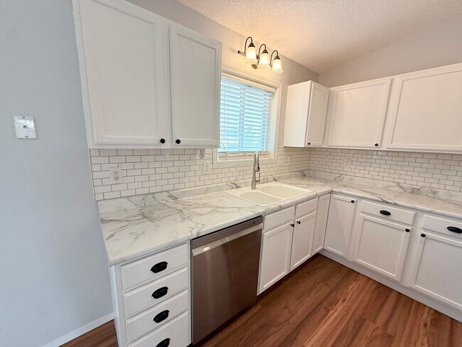 Foto del edificio - Spacious 4-Bedroom Home in South Fargo
