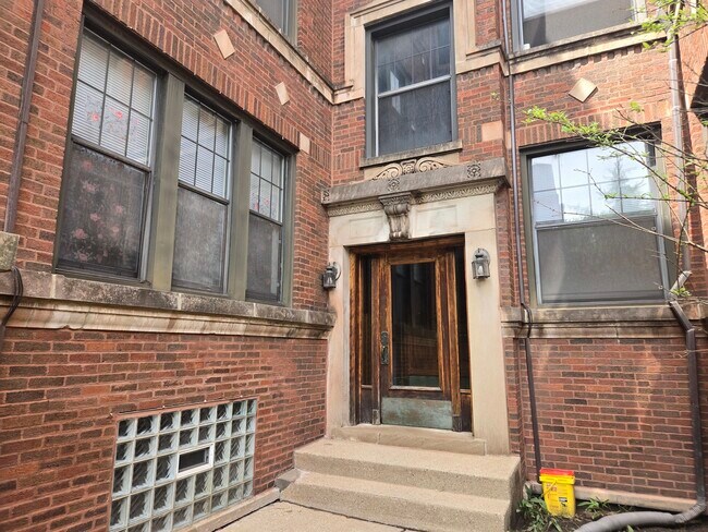 Foto del edificio - 1128 W Pratt Blvd