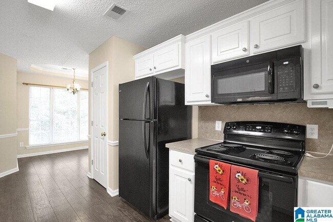 Foto del edificio - 135 Hidden Creek Cir
