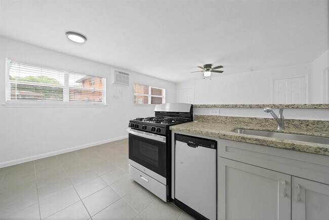 Foto del edificio - 5102 Academy St