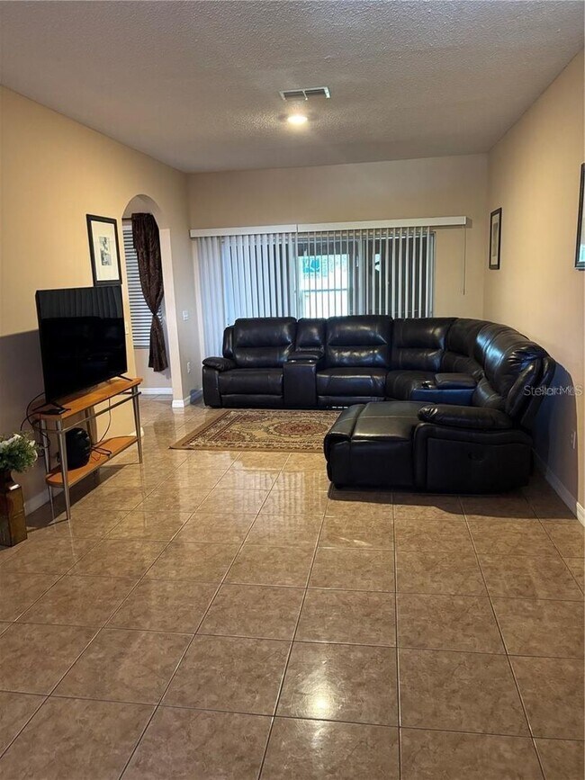 Building Photo - Poinciana Home