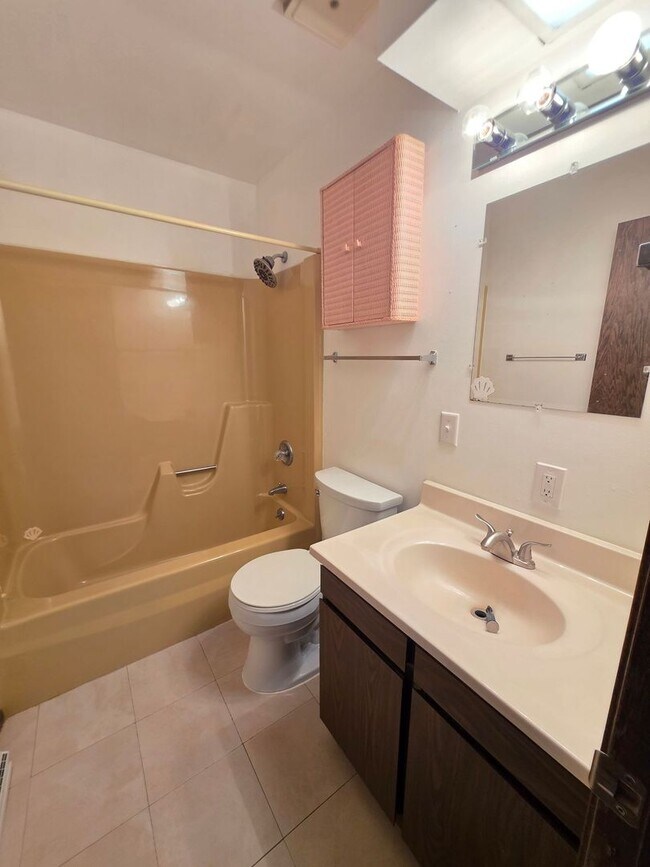 Foto del edificio - 2 Bed 1 Bath Side By Side Duplex in Port Edwards