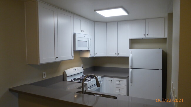 Building Photo - 10636 Woodley Ave