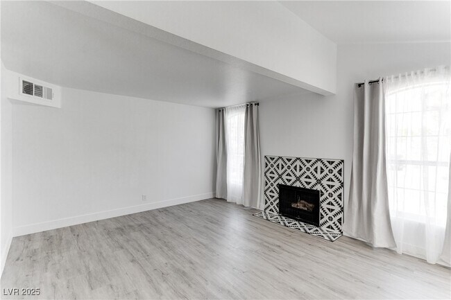 Foto del edificio - 2819 Briar Knoll Dr