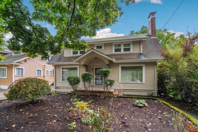 Building Photo - Huge 3 Bedroom 2.5 Bath Home in Laurelhurst