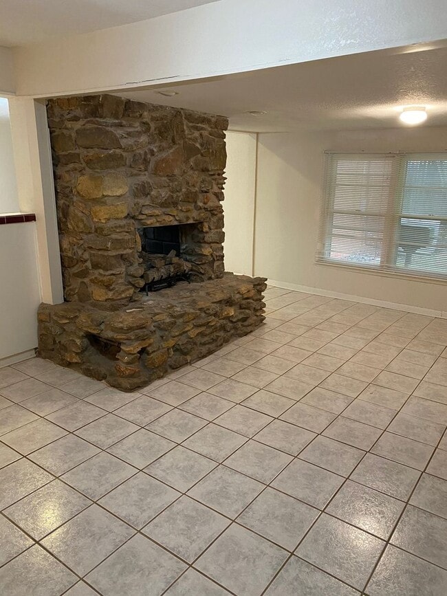 Building Photo - EXTRA SPACIOUS HOME 4 BEDROOM 3 BATH