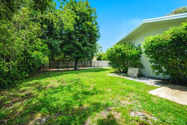 Building Photo - 321 E Chaminade Dr