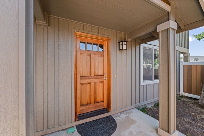 Building Photo - Newly updated townhome in beautiful Redmon...