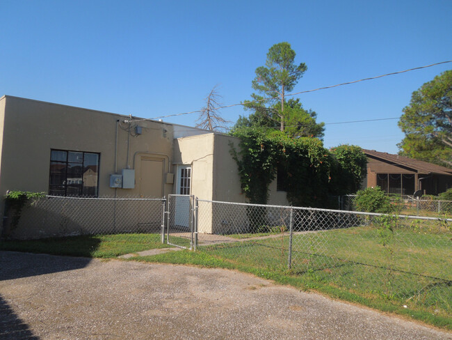 Building Photo - Williams Duplexes--1108