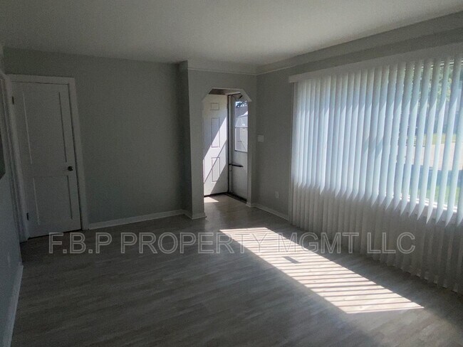 Foto del edificio - 22805 Almond Ave
