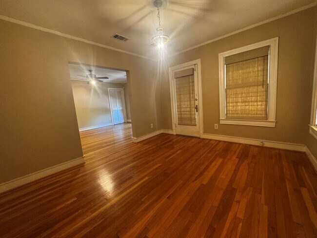 Foto del edificio - Cute 2 bedroom, 1 bath upstairs duplex in ...