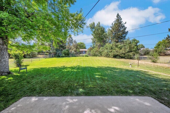 Foto del edificio - Comfortable 3-bedroom ranch in established...
