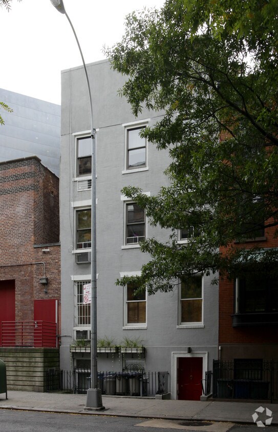 Building Photo - 306 W 19th St