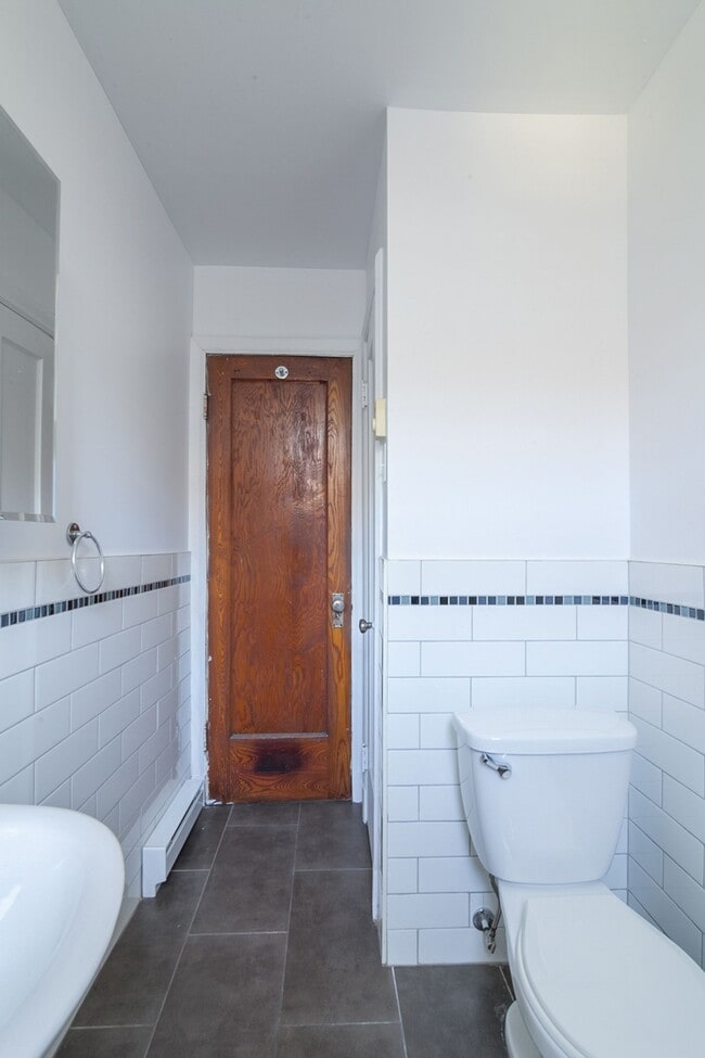 Building Photo - 4715 Chem. Queen Mary