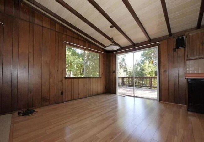 Building Photo - Welcome to 25496 Meadow Dr!
