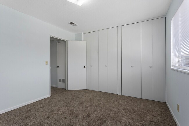 Foto del edificio - 8702 Wornall Rd