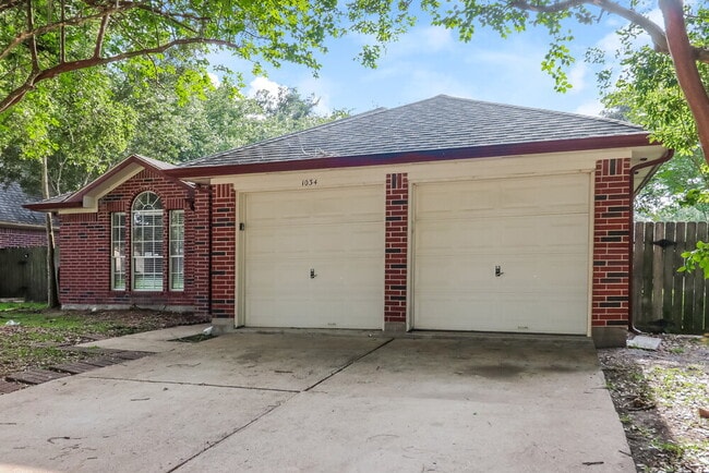 Building Photo - 1034 Canterbury Dr
