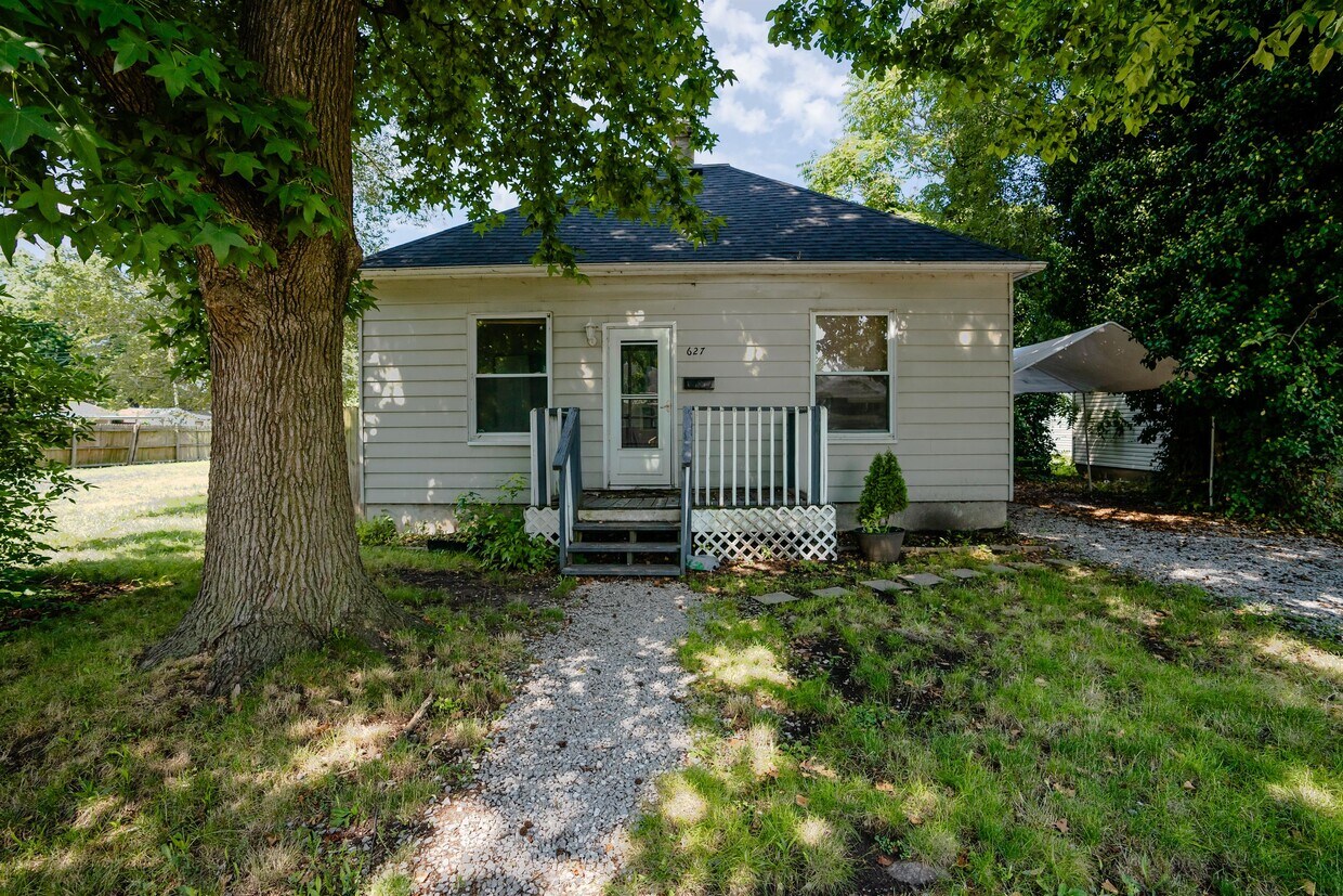 Primary Photo - 627 Monroe St