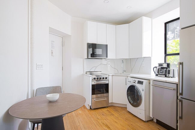 Building Photo - 363 W 17th St