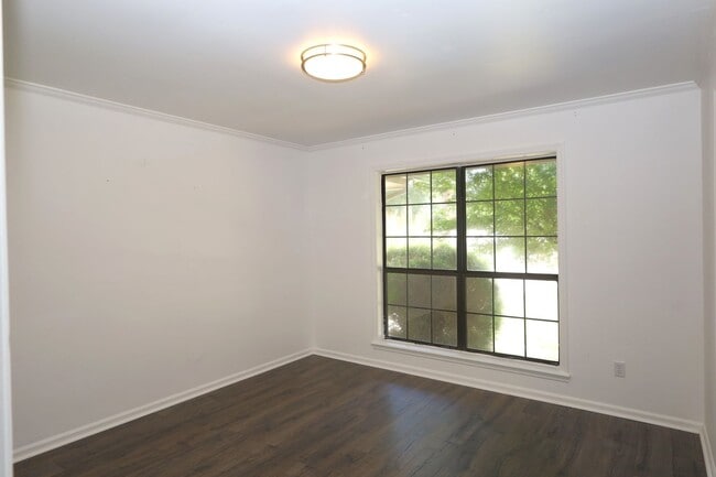 Building Photo - 2208 Northwood Cir